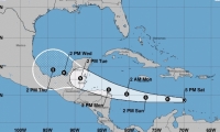 Harvey mantiene una velocidad de traslación de 22 millas por hora (35 km/h) con dirección oeste.