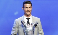 Cristiano Ronaldo, recibiendo el galardón