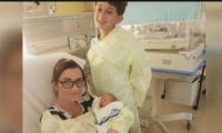 Jayden, su madre Ashley y su hermano Daxx en la clínica a donde fueron remitidos.