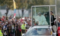 El Papa Francisco (c) saluda durante a fieles en el recorrido que lo lleva desde la base aérea de Catam hacia la Nunciatura Apostólica.
