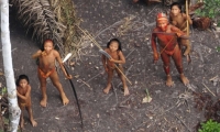 Imagen aérea obtenida en 2010 de indígenas aislados en la Amazonia brasileña.