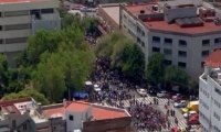 Así se ve la capital de México, la gente saliendo de los edificios.