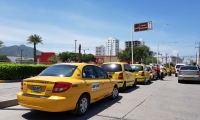 Por segunda vez los taxistas de Santa Marta salen a las calles a protestar por la falta de vías de evacuación.