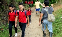 iños del hogar juvenil campesino camino al colegio Monseñor Sarmiento Peralta en la población Las Mercedes.
