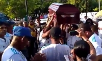 Con camisas del Real Madrid y el Unión Magdalena, y al ritmo de música despidieron al pescador.