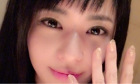 La maestra del sexo asiático mostrando su anillo de compromiso en la red social Weibo