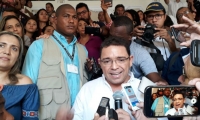 Rafael entregando declaraciones a su regreso a la alcaldía.