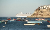 El crucero de la línea Oceania Cruises saliendo del Puerto. 