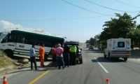 El sábado se registró el sexto accidente del 2018 en el sector de Aeromar, en esta ocasión una buseta se atravesó por el separador y colisionó con una camioneta.