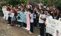 Protesta de comunidad educativa en Fundación.