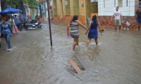 Las lluvias también anegaron algunos puntos como el Centro Histórico de Santa Marta.