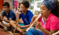 Niños recibiendo clase de musica