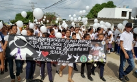 Una multitudinaria marcha acompaña el cortejo fúnebre de la menor asesinada. 