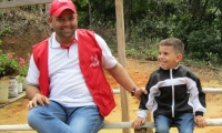 Edwin Contretras, alcalde de El Carmen, en la foto con su hijo Cristo José, secuestrado hace 3 días.