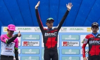 Rigoberto Urán, en el podio del Giro del Emilia.
