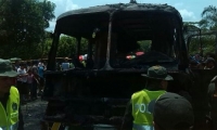 El bus se incendió porque el chofer intentó encenderlo echándole gasolina al carburador siendo un vehículo de gas.