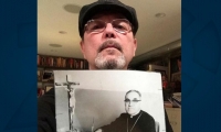 Rubén Blades con una imagen del santo Oscar Arnulfo Romero.