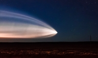 Un misterioso fenómeno que dejó una resplandeciente estela en el cielo nocturno fue grabado esta semana.