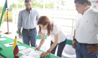 La gobernadora del Magdalena, Rosa Cotes, firmó el acta de inicio del proyecto de gasificación en Nueva Granada.