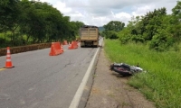 El cantante chocó contra una volqueta a la que trató de sobrepasar en la carretera y quedó atrapado bajo la llanta trasera del vehículo.