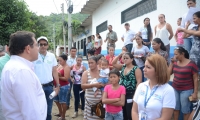 El alcalde Rafael Martínez lideró la inspección de varias casas y lotes de la zona.