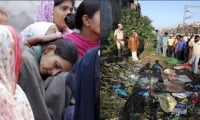  Una mujer es consolada tras la tragedia en las vías del tren en la India, donde 59 personas murieron.