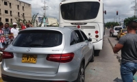  La camioneta Mercedes Benz chocó contra el bus de Transmetro.