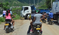 Retroexcavadoras trabajaron en la vía a Taganga para recuperar el tránsito vial. 