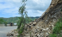 Retroexcavadoras trabajaron en la vía a Taganga para recuperar el tránsito vial. 