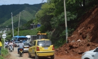 Retroexcavadoras trabajaron en la vía a Taganga para recuperar el tránsito vial. 