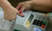 Una mujer registra su huella antes de votar hoy en la ciudad de Brasilia.