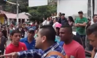 La comunidad por poco lincha a la mujer. 
