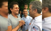 El presidente Iván Duque y Carlos Vives estrecharon manos en campaña.