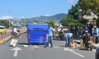 Bloquearon con piedras y contenedores de basura la Troncal del Caribe. 