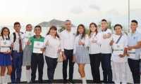 Jovenes beneficiados con la Gobernadora