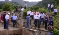 El alcalde Rafael Martínez visitó la represa Los Fundadores, en compañía de funcionarios del Distrito.
