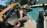Con maquinaria pesada fue demolida vivienda en Villa Betel.
