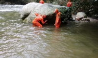 17 voluntarios y seis buzos de la Defensa Civil realizan la búsqueda del turista bogotano. 