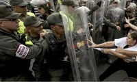 La Policía y los estudiantes se enfrentaron en un día especial para los universitarios. 