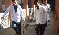 Imagenes de Paramédicos de Pakistán que transportan a un herido tras la explosión