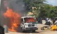 El camión de la Policía fue incinerado. 