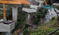 Caída de una estructura de puente en construcción. 