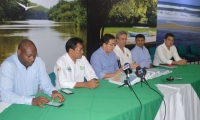 Alcalde Rafael Martínez, entregando el documento del nuevo POT a Corpamag y Dadsa.