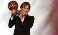  Luka Modric, jugador del Real Madrid, sostiene el balón de oro.