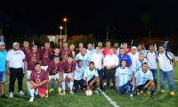 La cancha del Parque de Curinca se inauguró con un partido de fútbol.