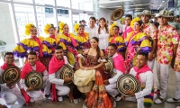Con cultura tradicional de la región recibieron a los pasajeros de un vuelo histórico. 