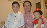 Camilo George junto a sus hijos Jacobo y Emma
