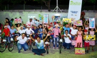 Niños ganadores el concurso de pesebres ecológicos.