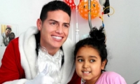 James, vestido de Papá Noel, entregó regalos a menores en una clínica.