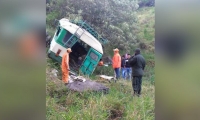 El bus cayó a un abismo de 150 metros.